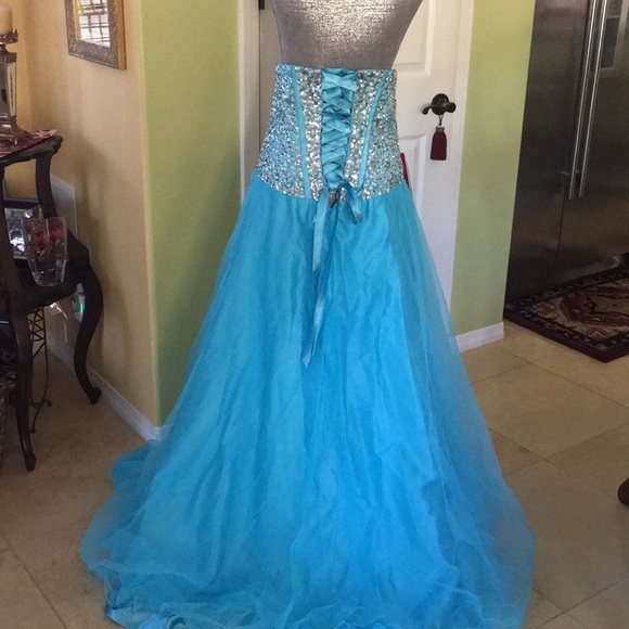 BRAND NEW BEAUTIFUL DRESS - Picture 2 of 2